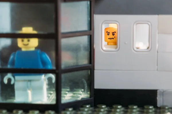 Kyiv Ucrania Marzo 2019 Figuras Lego Amarillo Mirando Través Ventana — Foto de Stock