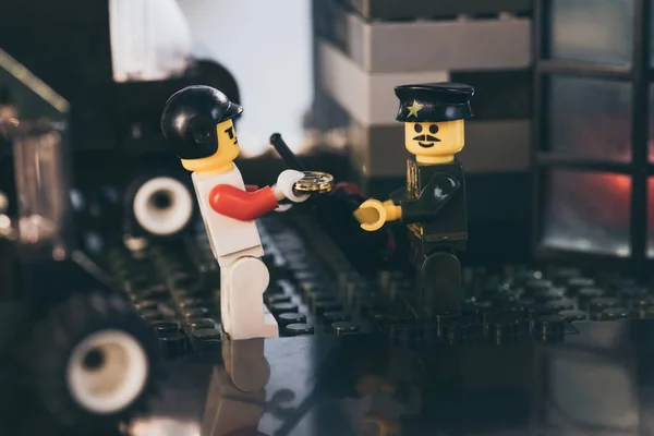 Kyiw Ukraine März 2019 Lego Fahrer Mit Hut Besticht Polizisten — Stockfoto