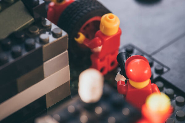 КИЕВ, УКРАИНА - 15 марта 2019 года: крупным планом лего минифигурка в красной несущей шины в то время как другая фигурка кричит в мундштук
