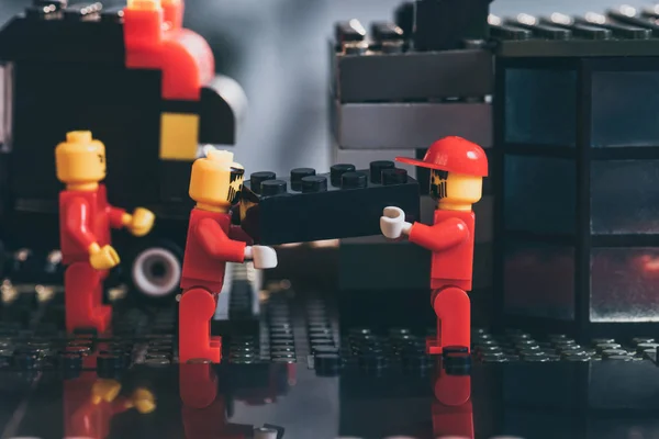 Κίεβο Ουκρανία Μαρτίου 2019 Lego Εργάτης Αγαλματάκια Κόκκινο Μεταφέροντας Μαύρο — Φωτογραφία Αρχείου