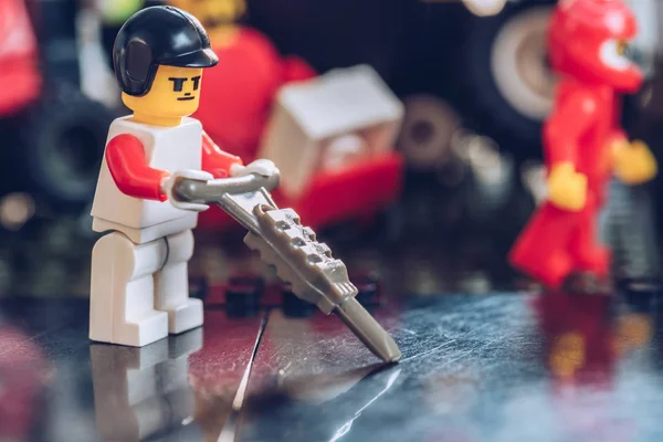 Κίεβο Ουκρανία Μαρτίου 2019 Lego Εργαζόμενος Φιγούρα Επιφάνεια Διάτρησης Κράνος — Φωτογραφία Αρχείου