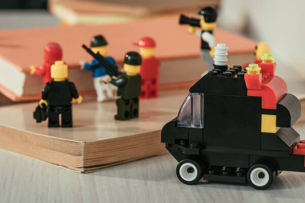 КИЕВ, УКРАИНА - 15 МАРТА 2019 г.: крупный план пластиковых легочных минифигурок с книгой рядом с фигурами охранников с пистолетом и мундштук
