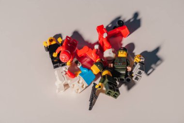 Kiev, Ukrayna - 15 Mart 2019: beyaz üzerinde dağınık plastik lego heykelcikler üst görünümü