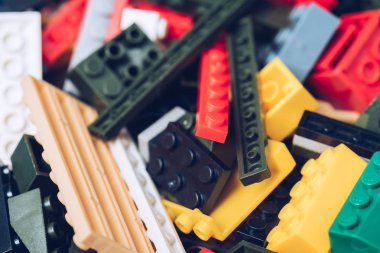 Kiev, Ukrayna - 15 Mart 2019: renkli dağınık plastik lego blokları seçici odak