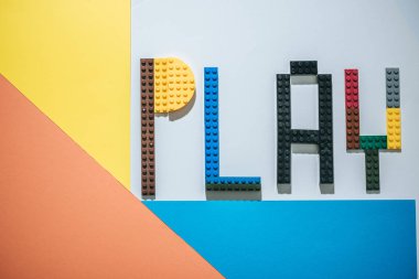 Kiev, Ukrayna - 15 Mart 2019: geometrik arka plan üzerinde renkli lego bloklardan yapılmış kelime oyunu üst görünümü