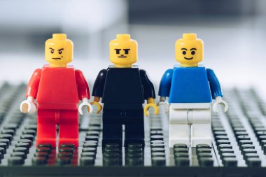 Kiev, Ukrayna - 15 Mart 2019: lego bloklarında çeşitli yüz ifadeleri ile kırmızı, mavi ve siyah lego minifigures
