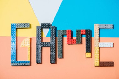 Kiev, Ukrayna - 15 Mart 2019: geometrik arka plan üzerinde renkli lego blokları yapılmış kelime oyunu üst görünümü