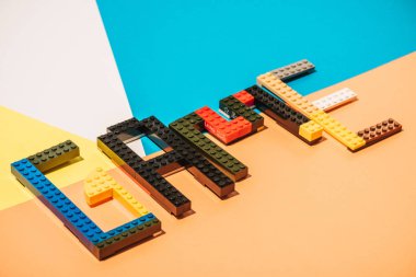 Kiev, Ukrayna - 15 Mart 2019: geometrik arka plan üzerinde renkli lego blokları yapılmış kelime oyunu