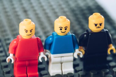 Kiev, Ukrayna - 15 Mart 2019: Çeşitli yüz ifadeleri ile kırmızı, mavi ve siyah lego minifigures Seçici Odak