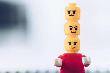 Kiev, Ukrayna - 15 Mart 2019: kırmızı lego heykelcik kayıtsız, gülen ve kopya alanı ile beyaz kafaları üzerinde kızgın yüzleri