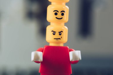 Kiev, Ukrayna - 15 Mart 2019: Kırmızı lego heykelcik seçici odak gülen ve kafaları kızgın yüzleri ile