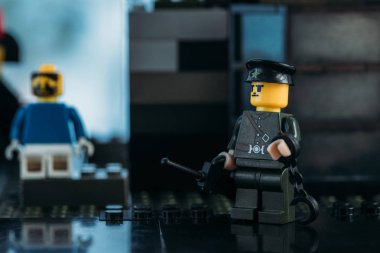 Kiev, Ukrayna - 15 Mart 2019: şapka lı ve siyah üniformalı polis lego heykelciliğin seçici odak noktası