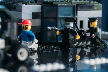 Kiev, Ukrayna - 15 Mart 2019: lego bloklarında dövüş sahnesi sırasında silah ve lego heykelcikleri ile korsan