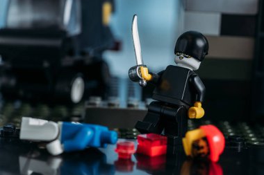 Kiev, Ukrayna - 15 Mart 2019: lego blokları üzerinde mücadele sahnesi sırasında lego heykelcikler