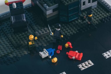 Kiev, Ukrayna - 15 Mart 2019: lego blokları üzerinde mücadele sahnesi sırasında lego heykelcikler