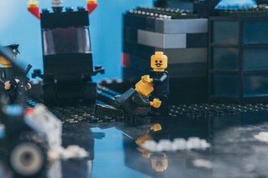 Kiev, Ukrayna - 15 Mart 2019: sarı lego heykelcik bıyıklı diğer minifigürün önünde diz çöktü