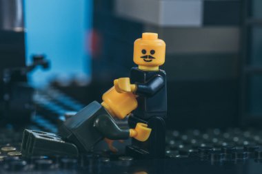 Kiev, Ukrayna - 15 Mart 2019: sarı lego heykelcik bıyıklı diğer minifigürün önünde diz çöktü