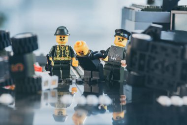 Kiev, Ukrayna - 15 Mart 2019: Üniformalı polis figürlerinin seçici odağı ve siyah lego figürünü tutuklayan şapkalar