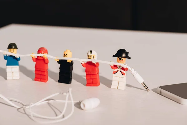 Quiiv Ucrânia Março 2019 Figuras Lego Segurando Fones Ouvido Mesa — Fotografia de Stock