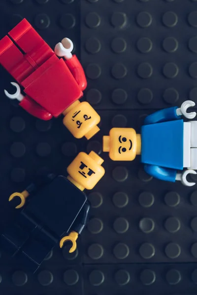 Kijev Ukrajna Március 2019 Felülnézet Piros Kék Fekete Lego Minifigurát — Stock Fotó