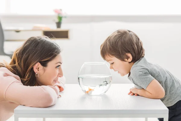 Vrolijke Moeder Schattige Zoon Kijken Naar Fishbowl Thuis — Stockfoto