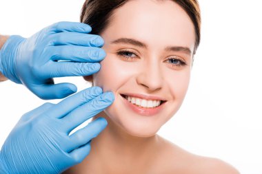 beyaz üzerinde izole neşeli kız yüz dokunmak plastik cerrah kırpılmış görünümü 