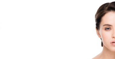 beyaz üzerinde izole güzel genç kadın panoramik çekim 