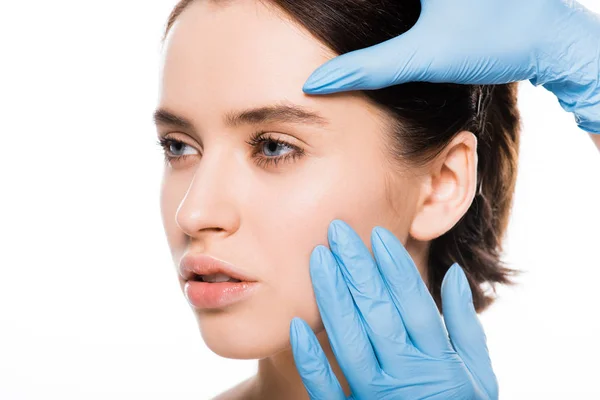 Close Cirurgião Plástico Luvas Látex Tocando Rosto Mulher Atraente Isolado — Fotografia de Stock