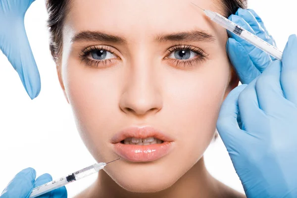 Close Cosmetologistas Luvas Látex Tocando Rosto Menina Enquanto Segurando Seringas — Fotografia de Stock