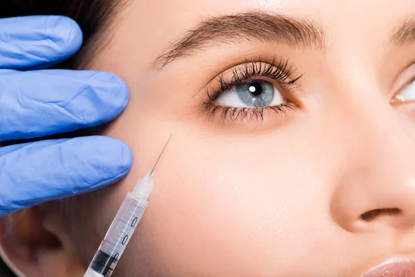Visão Recortada Cosmetologista Luvas Látex Azul Segurando Seringa Perto Olho — Fotografia de Stock
