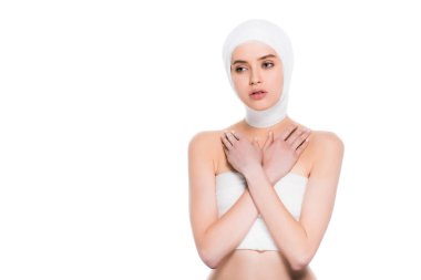 beyaz üzerinde izole plastik cerrahi sonra çapraz kolları ile bandajlı kafası ile güzel genç kadın 