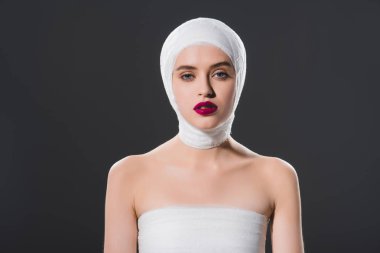 gri üzerinde izole kafa bandajlı güzel kız 