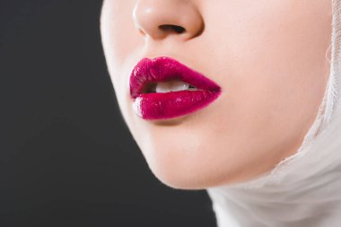 gri üzerinde izole Kızıl dudaklar ile genç kadının kırpılmış görünümü 