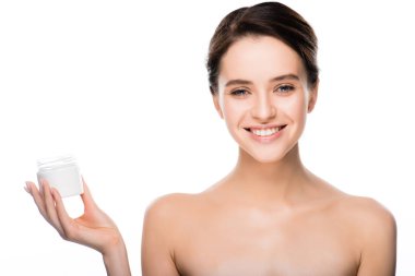 beyaz yüz krem izole konteyner tutan neşeli kadın 