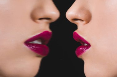siyah üzerinde izole ayna yakın kızıl dudaklar ile kadın kırpılmış görünümü 