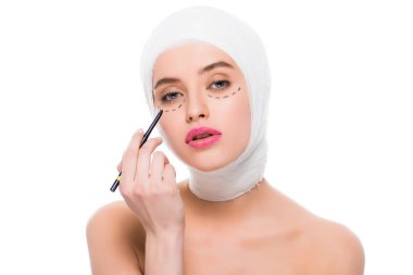 yüz ve bandajlı baş tutan marker kalem beyaz üzerinde izole olan genç kadın 