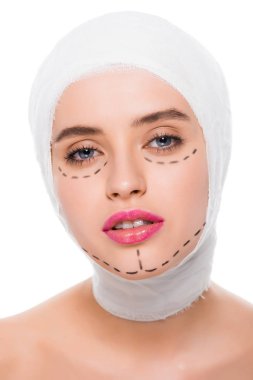 beyaz üzerinde izole yüzünde bandajlı kafası ve işaretleri olan kadın 