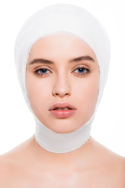 Atrakcyjna Młoda Kobieta Bandażach Głowa Patrząc Aparat Białym Tle — Zdjęcie stockowe