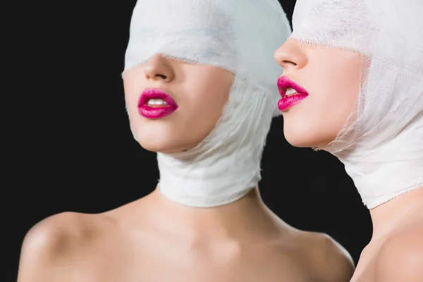 Spegel Reflektion Ung Kvinna Med Bandagerade Huvud Och Ögon Isolerade — Stockfoto