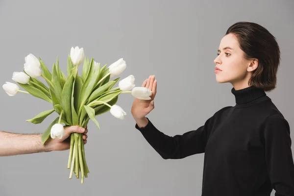 Vista Recortada Hombre Sosteniendo Tulipanes Blancos Cerca Mujer Seria Gesto — Foto de Stock