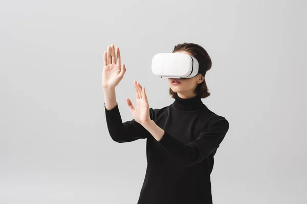 Brunette Young Woman Wearing Virtual Reality Headset While Gesturing Isolated — Stock Photo, Image