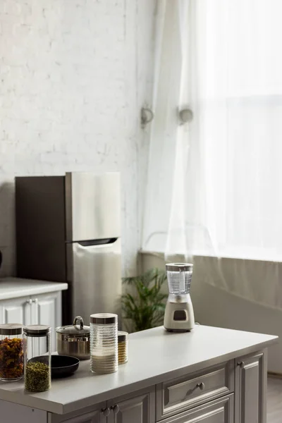 Wadah Kaca Dengan Sereal Dekat Blender Pada Permukaan Putih Dapur — Stok Foto