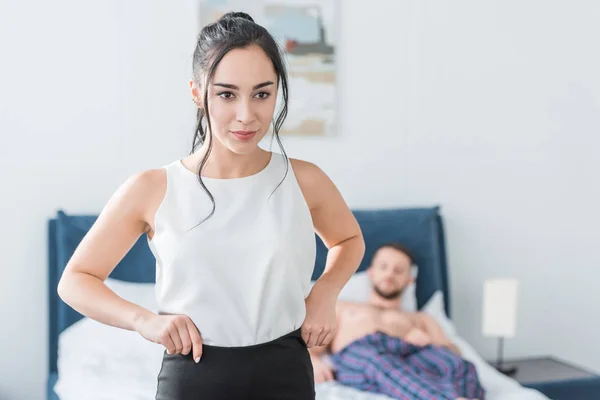 Selektiver Fokus Der Attraktiven Jungen Brünetten Frau Der Nähe Eines — Stockfoto