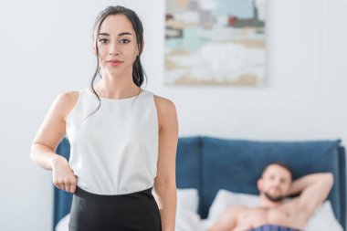 çekici genç esmer kadın adam yakınında kamera bakıyor 