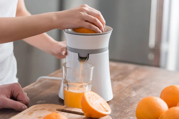 Vista Cortada Mulher Que Prepara Suco Laranja Saboroso Cozinha — Fotografia de Stock