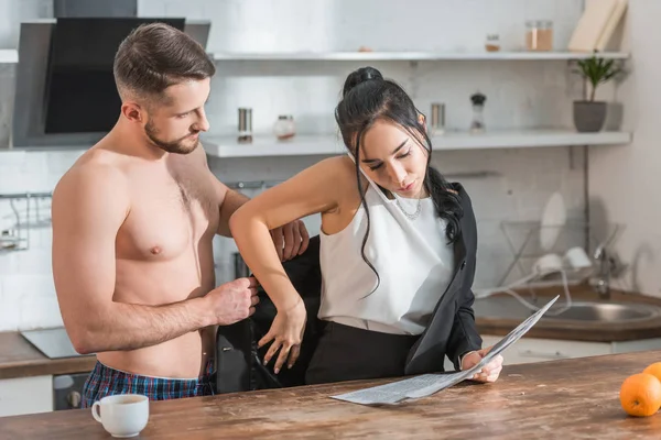 Shirtless Man Helping Brunette Attractive Woman Wearing Formal Wear — Stock Photo, Image