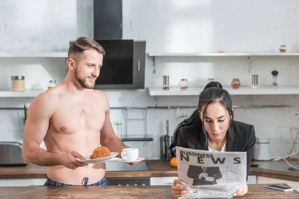 Apuesto Hombre Sin Camisa Sosteniendo Platillo Con Croissant Taza Café — Foto de Stock