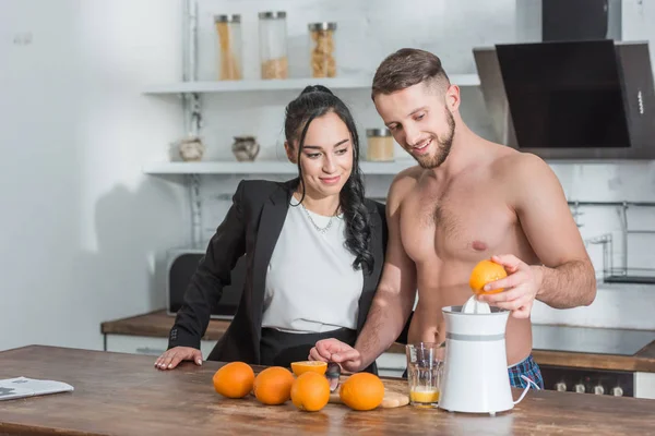Cheerful Shirtless Man Preparing Orange Juice Attractive Girl — Stock Photo, Image
