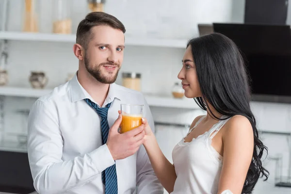 Aantrekkelijke Brunette Meisje Geven Smakelijke Sinaasappelsap Aan Knappe Man — Stockfoto