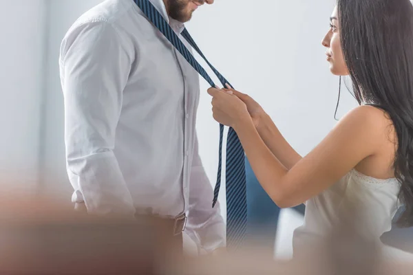 Aantrekkelijke Brunette Vrouw Koppelverkoop Binden Bebaarde Man Thuis — Stockfoto